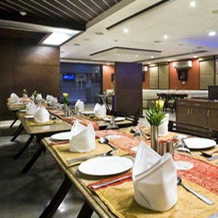 Hotel Parkland Chirag Enclave ニューデリー エクステリア 写真